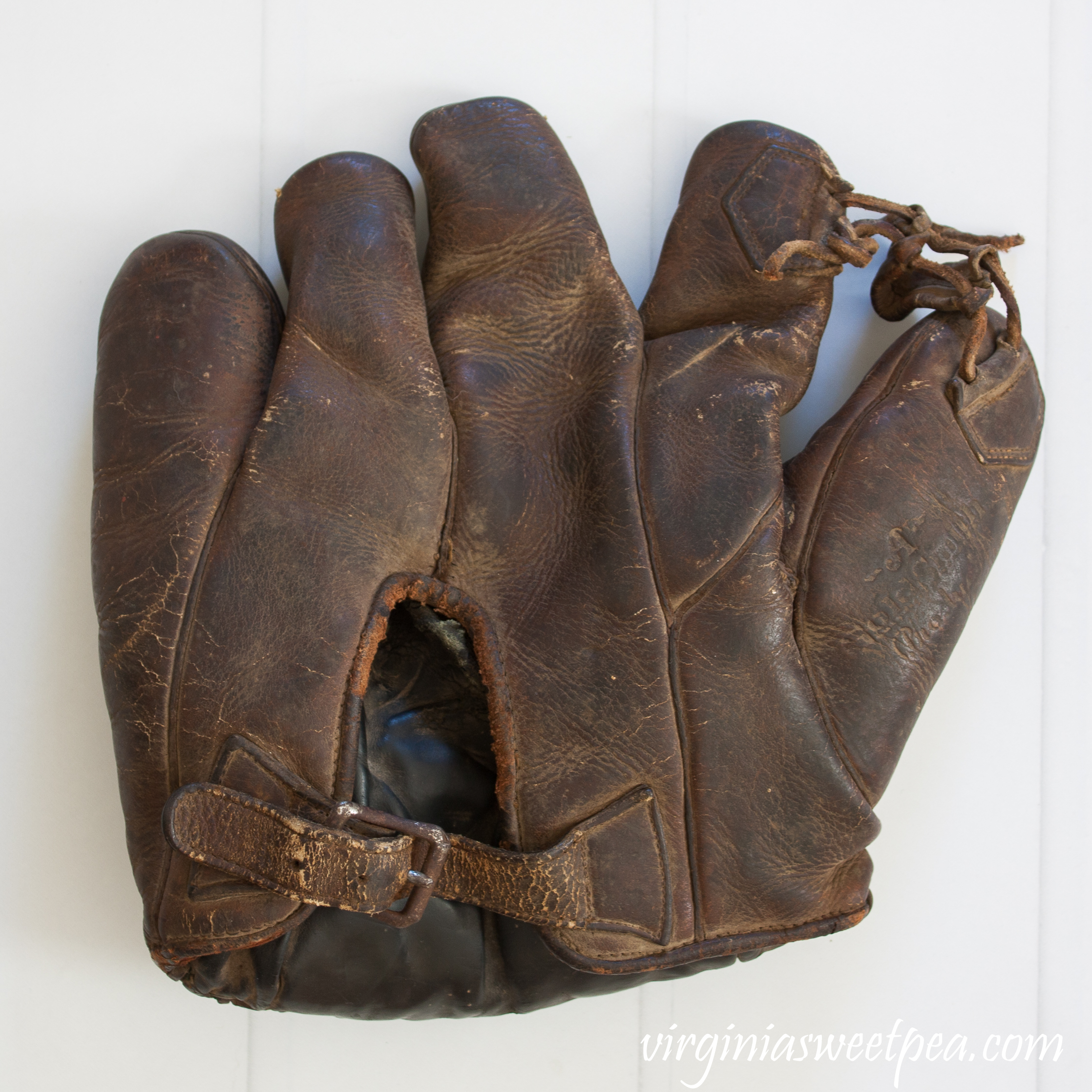 1920s-Goldsmith-Baseball-Glove-1.jpg